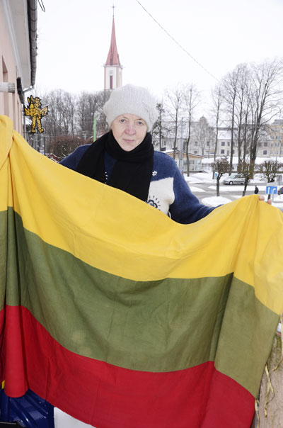 Emilija Ketlerytė su tėvų tremtyje išsaugota Lietuvos trispalve. Fotografavo Rita Nagienė, 2013