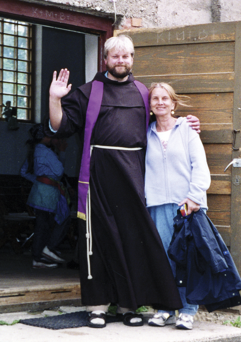 Jūratė Pauliukonytė Gentlesk ir br. Gediminas Numgaudis OFM prie Pakutuvėnų bažnyčios. Fotografavo Jolanta Klietkutė, 1999
