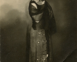 L. Janušytė fotoateljė interjere. 1930 m. Kaunas