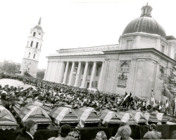 Sausio 13-osios aukų laidotuvės Vilniuje 1991-01-16. Fotografavo J. Staselis. J. Klietkutės kolekcija.