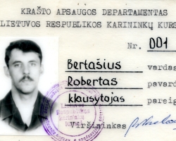 Pažymėjimas Nr. 001, išduotas Robertui Bertašiui Krašto apsaugos departamento pažymintis, kad 1990 m. baigė Lietuvos Respublikos karininkų kursus